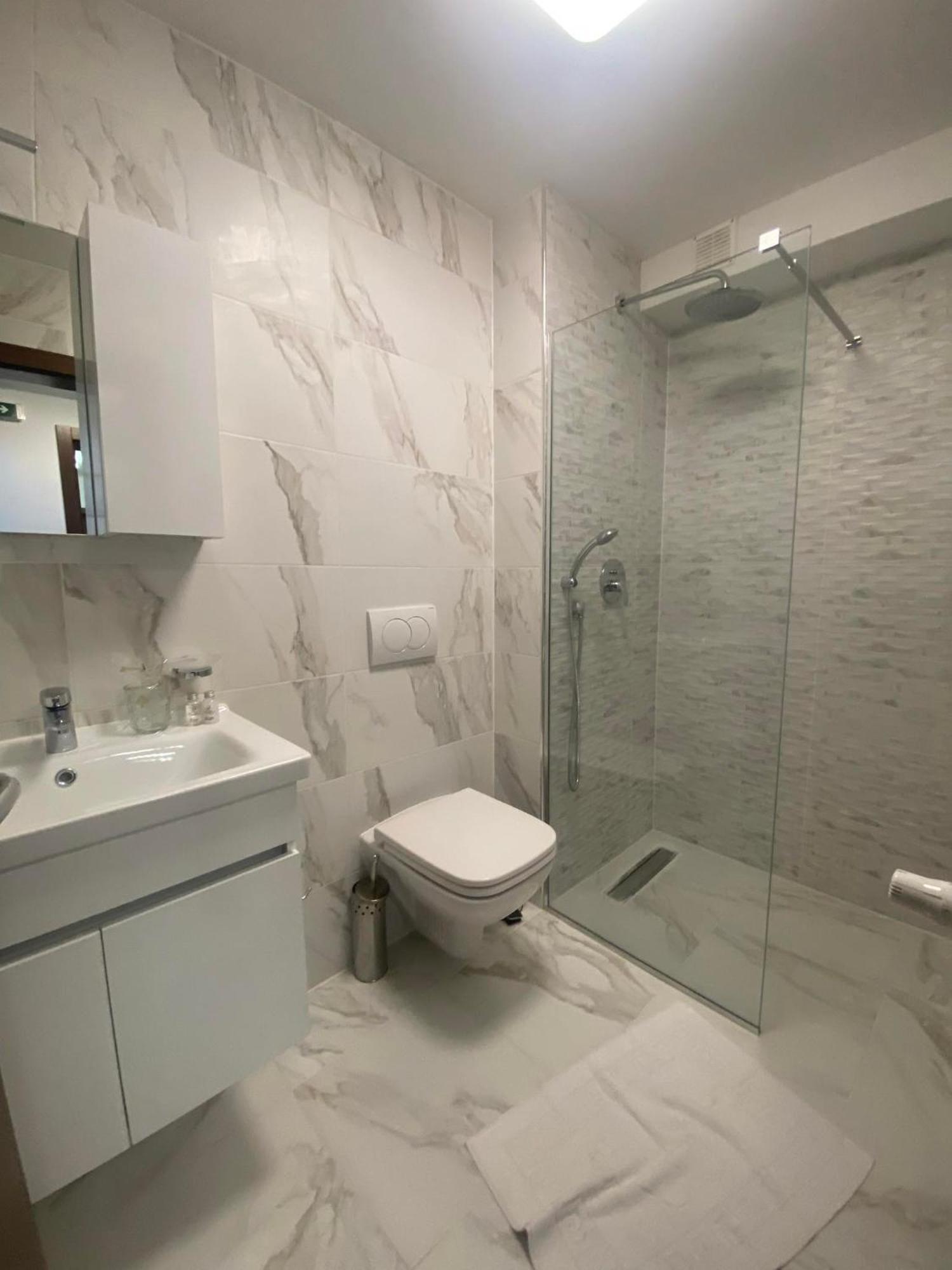 סטרוגה Dishli Hotel & Spa מראה חיצוני תמונה