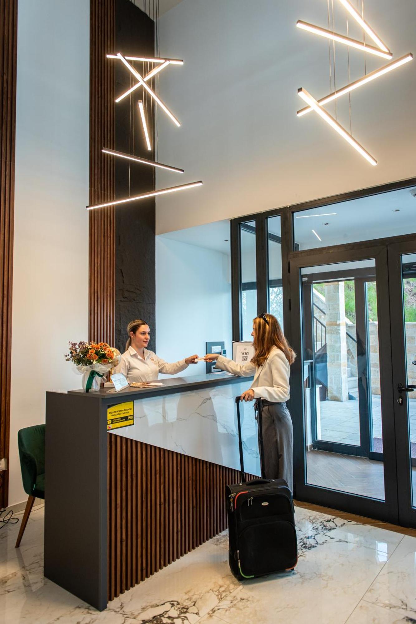 סטרוגה Dishli Hotel & Spa מראה חיצוני תמונה