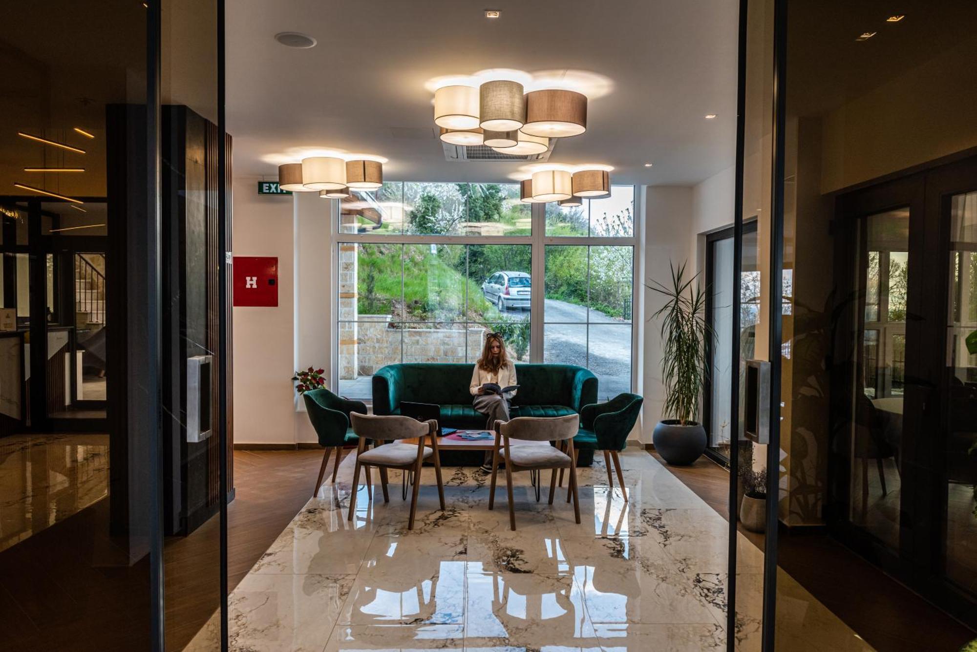 סטרוגה Dishli Hotel & Spa מראה חיצוני תמונה